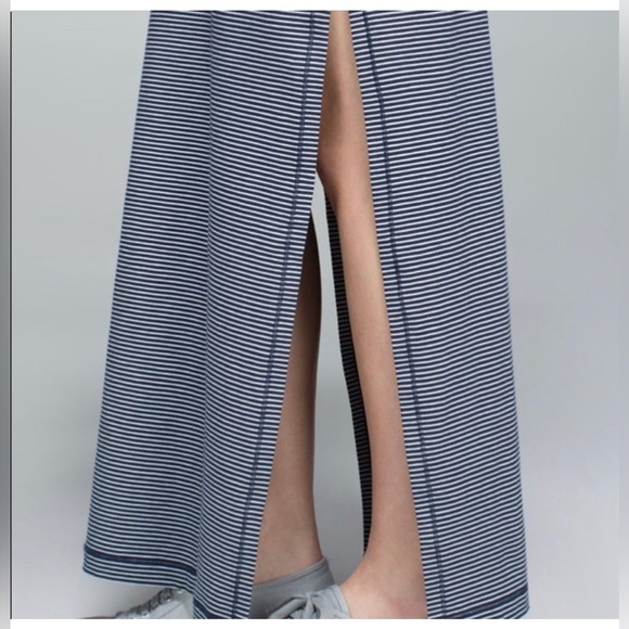Lululemon Refresh Maxi Dress in Hyper Stripe Inkwell Size 2 - Picture 3 of 5